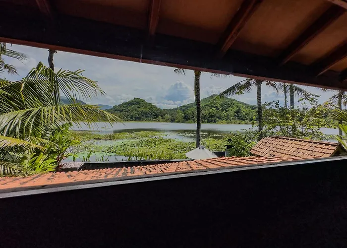 The Hidden Escapes Manggis- Lakeside With Pool, Sauna & Ice Bath 別荘