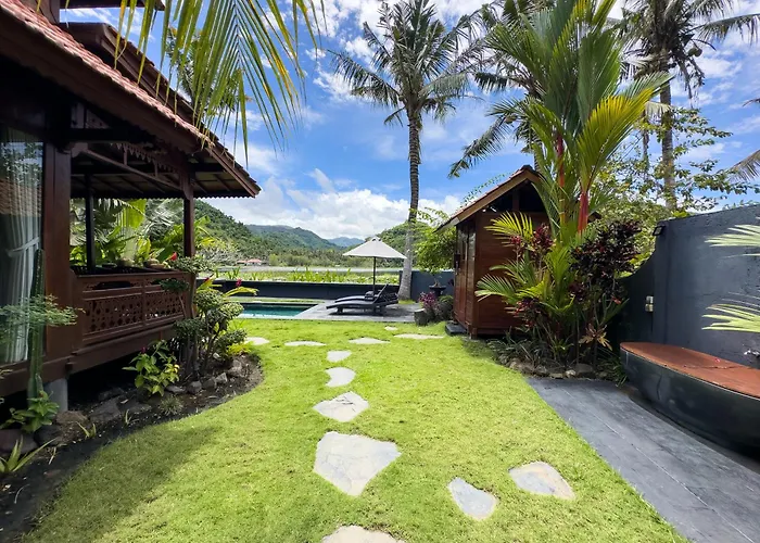 The Hidden Escapes Manggis- Lakeside With Pool, Sauna & Ice Bath 別荘 パダンバイ