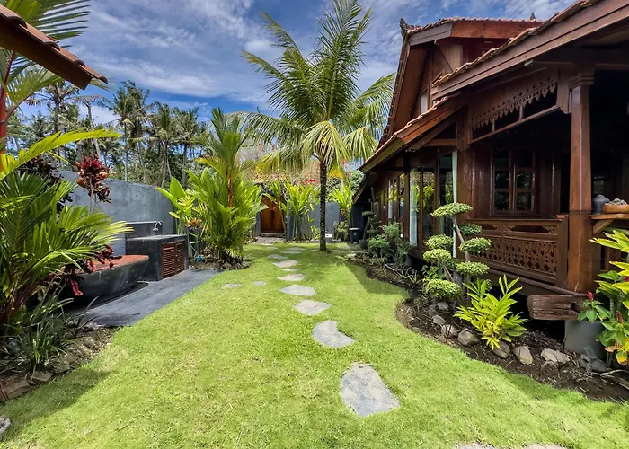 The Hidden Escapes Manggis- Lakeside With Pool, Sauna & Ice Bath 別荘