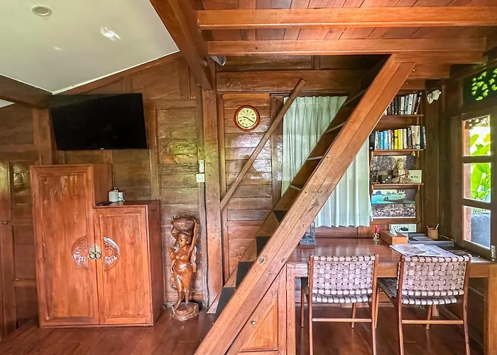 The Hidden Escapes Manggis- Lakeside With Pool, Sauna & Ice Bath 別荘 *